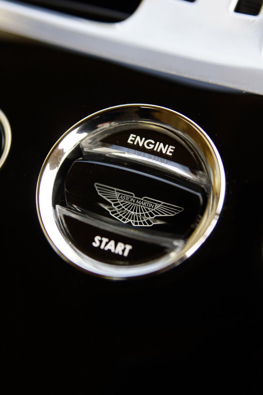 Детали интерьера Aston Martin Vanquish 2012 года  (UK) (фото 9 из 170)